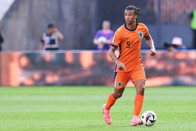 2024-06-25 Netherlands v Austria - Group D - UEFA EURO, EM, Europameisterschaft,Fussball 2024 BERLIN, GERMANY - JUNE 25: Nathan Ake of the Netherlands runs with the ball during the Group D - UEFA EURO 2024 match between Netherlands and Austria at Olympiastadion on June 25, 2024 in Berlin, Germany. (Photo by Peter Lous BSR Agency) Berlin Germany Content not available for redistribution in The Netherlands directly or indirectly through any third parties. Copyright: xBSRxAgencyx