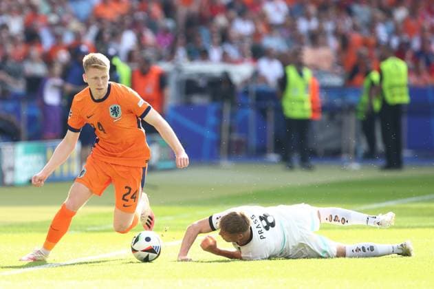 25 06 2024, xtgx, European Football Championship 2024, Netherlands Austria emspor, v l Jerdy Schouten Netherlands , Alexander Prass Austria DFL DFB REGULATIONS PROHIBIT ANY USE OF PHOTOGRAPHS as IMAGE SEQUENCES and or QUASI VIDEO Berlin