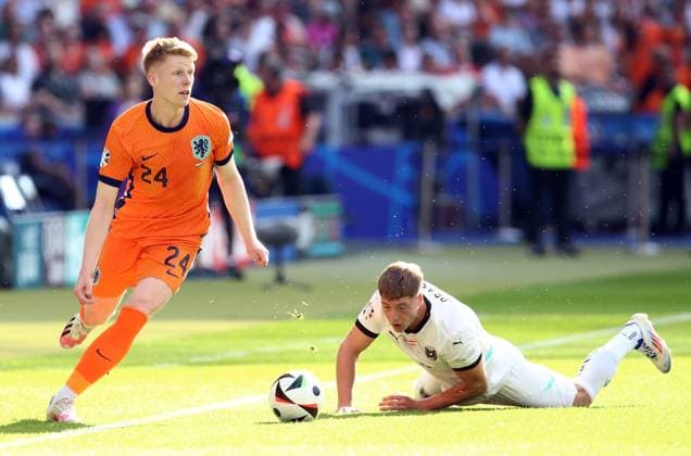 25 06 2024, xtgx, European Football Championship 2024, Netherlands Austria emspor, v l Jerdy Schouten Netherlands , Alexander Prass Austria DFL DFB REGULATIONS PROHIBIT ANY USE OF PHOTOGRAPHS as IMAGE SEQUENCES and or QUASI VIDEO Berlin