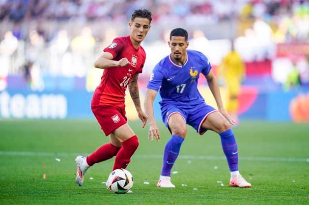 Kacper Urbanski of Poland and William Saliba of France Copyright: xx PS_240625_FRA_POL_1185