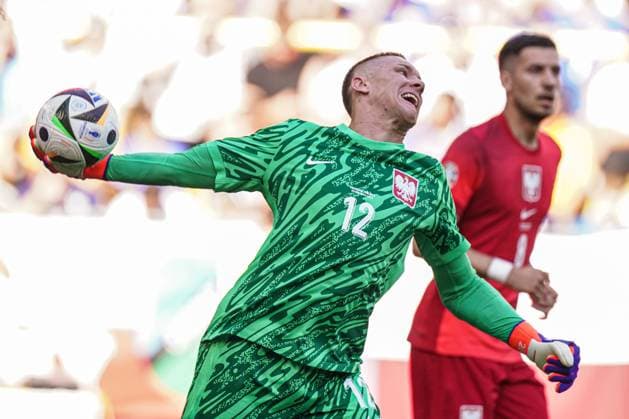 2024-06-25 France v Poland - Group D - UEFA EURO, EM, Europameisterschaft,Fussball 2024 DORTMUND, GERMANY - JUNE 25: Lukasz Skorupski of Poland throws the ball during the Group D - UEFA EURO 2024 match between France and Poland at BVB Stadion Dortmund on June 25, 2024 in Dortmund, Germany. (Photo by Joris Verwijst BSR Agency) Dortmund Germany Content not available for redistribution in The Netherlands directly or indirectly through any third parties. Copyright: xBSRxAgencyx
