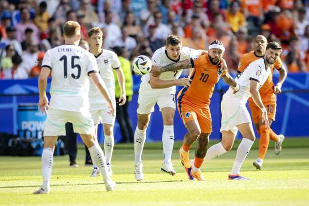 BERLIN - Maximilian Wober of Austria and Memphis Depay of Holland (l-r) during the UEFA EURO, EM, Europameisterschaft,Fussball 2024 group D match between the Netherlands and Austria at the Olympiastadion on June 25, 2024 in Berlin, Germany. ANP KOEN VAN WEEL UEFA EURO 2024 2024 xVIxANPxSportx xxANPxIVx 502041003 originalFilename: 502041003.jpg