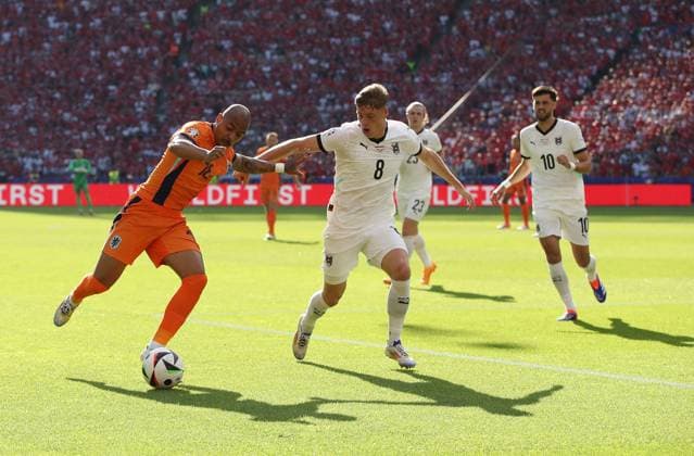 25 06 2024, xtgx, European Football Championship 2024, Netherlands Austria emspor, v l Donyell Malen Netherlands , Alexander Prass Austria , Florian Grillitsch Austria DFL DFB REGULATIONS PROHIBIT ANY USE OF PHOTOGRAPHS as IMAGE SEQUENCES and or QUASI VIDEO Berlin