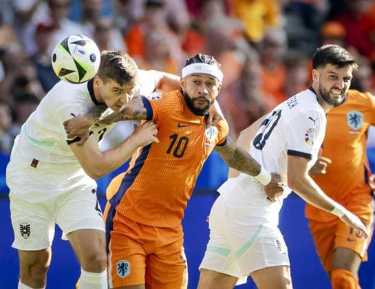 BERLIN - Maximilian Wober of Austria, Memphis Depay of Holland and Florian Grillitsch of Austria (l-r) during the UEFA EURO, EM, Europameisterschaft,Fussball 2024 group D match between the Netherlands and Austria at the Olympiastadion on June 25, 2024 in Berlin, Germany. ANP KOEN VAN WEEL UEFA EURO 2024 2024 xVIxANPxSportx xxANPxIVx 502041135 originalFilename: 502041135.jpg
