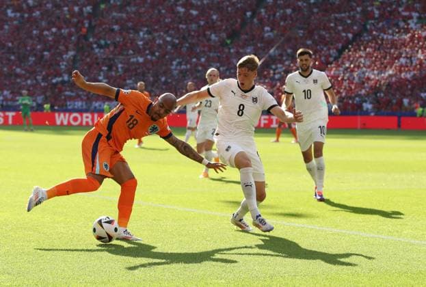 25 06 2024, xtgx, European Football Championship 2024, Netherlands Austria emspor, v l Donyell Malen Netherlands , Alexander Prass Austria , Florian Grillitsch Austria DFL DFB REGULATIONS PROHIBIT ANY USE OF PHOTOGRAPHS as IMAGE SEQUENCES and or QUASI VIDEO Berlin