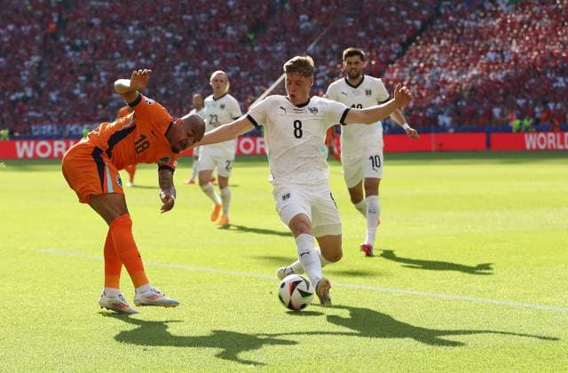 25 06 2024, xtgx, European Football Championship 2024, Netherlands Austria emspor, v l Donyell Malen Netherlands , Alexander Prass Austria , Florian Grillitsch Austria DFL DFB REGULATIONS PROHIBIT ANY USE OF PHOTOGRAPHS as IMAGE SEQUENCES and or QUASI VIDEO Berlin