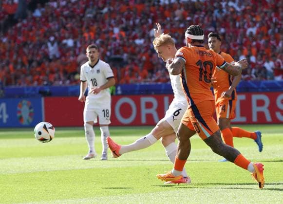 25 06 2024, xtgx, European Football Championship 2024, Netherlands Austria emspor, v l Nicolas Seiwald Austria , Memphis Depay Netherlands DFL DFB REGULATIONS PROHIBIT ANY USE OF PHOTOGRAPHS as IMAGE SEQUENCES and or QUASI VIDEO Berlin