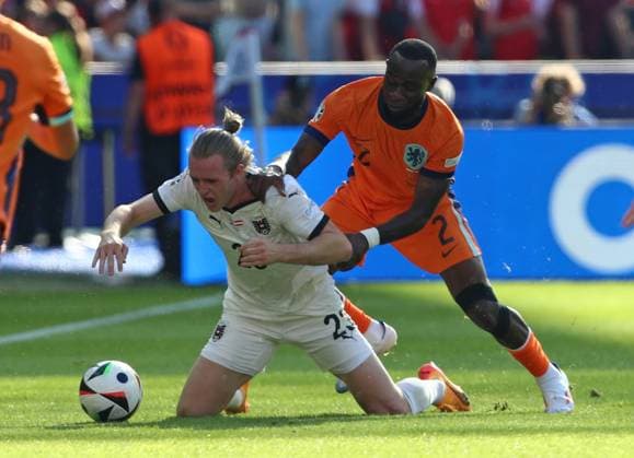 25 06 2024, xtgx, European Football Championship 2024, Netherlands Austria emspor, v l Patrick Wimmer Austria , Lutsharel Geertruida Netherlands DFL DFB REGULATIONS PROHIBIT ANY USE OF PHOTOGRAPHS as IMAGE SEQUENCES and or QUASI VIDEO Berlin