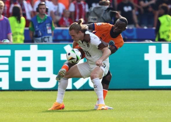 25 06 2024, xtgx, European Football Championship 2024, Netherlands Austria emspor, v l Patrick Wimmer Austria , Lutsharel Geertruida Netherlands DFL DFB REGULATIONS PROHIBIT ANY USE OF PHOTOGRAPHS as IMAGE SEQUENCES and or QUASI VIDEO Berlin