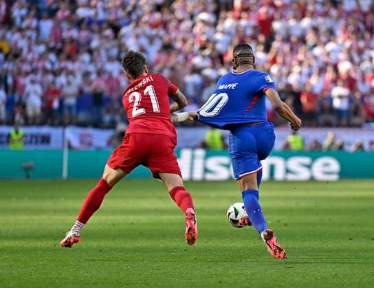 25 06 2024, Football UEFA EURO 2024, preliminary round, matchday 3, France Poland, at the BVB Stadium in Dortmund, Nicola Zalewski Poland tugs at the jersey of Kylian Mbappe France
