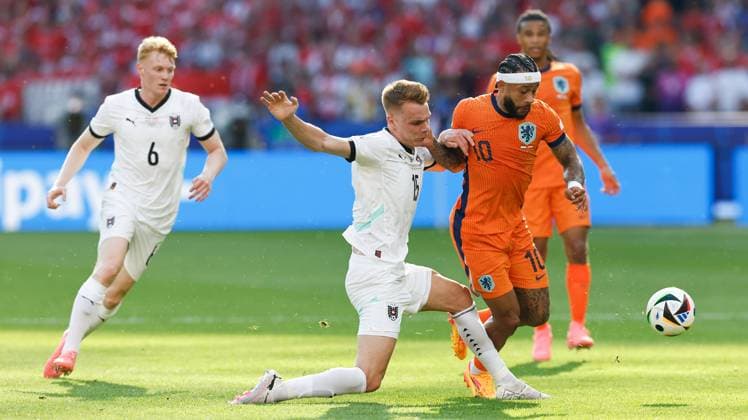 BERLIN, Olympia Stadium , 25-06-2024 , European Football Championship Euro2024, Group stage match no.31 between Netherlands and Austria, Austria player Philipp Lienhart, Netherlands player Memphis Depay Netherlands - Austria (Euro2024)  x25596208x Copyright: