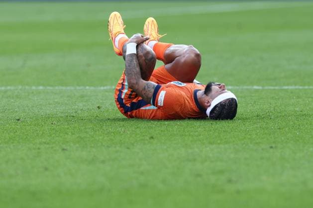 Memphis Depay of Netherlands goes down with an injury Netherlands v Austria, UEFA European Championship, EM, Europameisterschaft 2024, Group D, Football, Olympiastadion, Berlin, Germany, 25 Jun 2024 EDITORIAL USE ONLY No use with unauthorised audio, video, data, fixture lists, club league logos or live services. Online in-match use limited to 120 images, no video emulation. No use in betting, games or single club league player publications.  Copyright: xMattxWest Shutterstockx 14555517ar