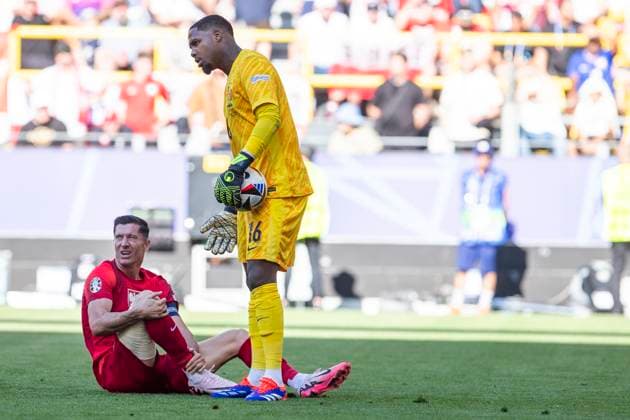 UEFA EURO 2024 France Poland 25 06 2024 Robert Lewandowski Poland, 9 on the ground, Mike Maignan France, 16 UEFA EURO 2024 France Poland BVB Stadion Dortmund, Dortmund, on 25 06 2024 Copyright: xBEAUTIFULxSPORTS Meuselx