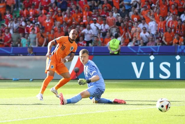 25 06 2024, xtgx, European Football Championship 2024, Netherlands Austria emspor, v l Donyell Malen Netherlands , Patrick Pentz Austria DFL DFB REGULATIONS PROHIBIT ANY USE OF PHOTOGRAPHS as IMAGE SEQUENCES and or QUASI VIDEO Berlin