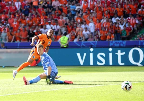 25 06 2024, xtgx, European Football Championship 2024, Netherlands Austria emspor, v l Donyell Malen Netherlands , Patrick Pentz Austria DFL DFB REGULATIONS PROHIBIT ANY USE OF PHOTOGRAPHS as IMAGE SEQUENCES and or QUASI VIDEO Berlin