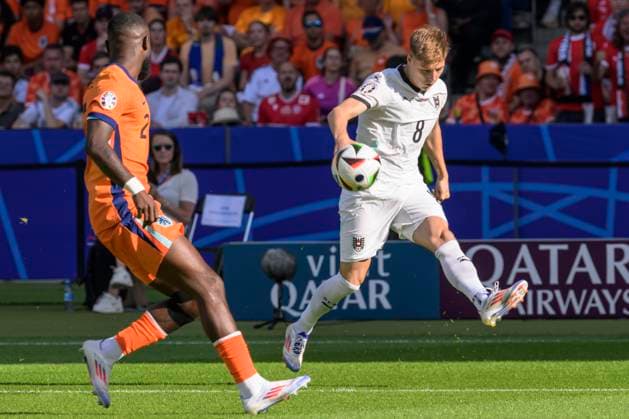 GER, Berlin, Football, Austria vs Netherlands, Group D, Group stage, UEFA EURO 2024, SP, Olympia Stadion Berlin, v l Lutsharel Geertruida NED , Alexander Prass Austria , duel, action, fight, fights for the ball, 25 06 2024, Copyright: HMBxMedia UwexKoch
