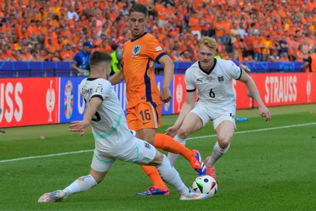 GER, Berlin, Football, Austria vs Netherlands, Group D, Group stage, UEFA EURO 2024, SP, Olympia Stadion Berlin, f l Romano Schmid Austria , Joey Veerman NED , Nicolas Seiwald Austria , duel, action, fight, fighting for the ball, 25 06 2024, Copyright: HMBxMedia UwexKoch