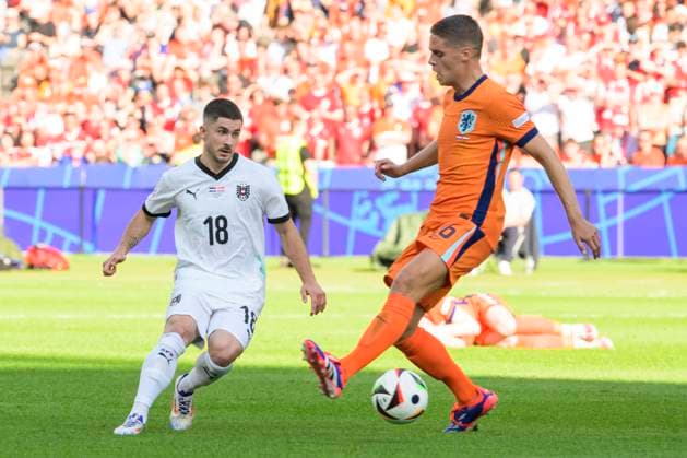 GER, Berlin, Football, Austria vs Netherlands, Group D, Group stage, UEFA EURO 2024, SP, Olympia Stadion Berlin, f l Romano Schmid Austria , Joey Veerman NED , duel, action, fight, fighting for the ball, 25 06 2024, Copyright: HMBxMedia UwexKoch