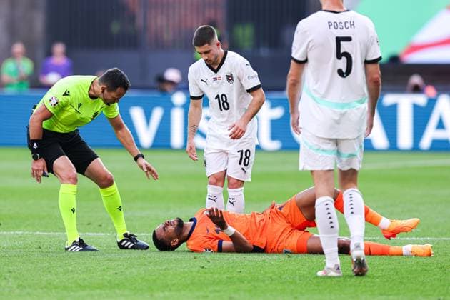 2024-06-25 Netherlands v Austria - Group D - UEFA EURO, EM, Europameisterschaft,Fussball 2024 BERLIN, GERMANY - JUNE 25: Referee Ivan Kruzliak, Cody Gakpo of the Netherlands injured, Romano Schmid of Austria during the Group D - UEFA EURO 2024 match between Netherlands and Austria at Olympiastadion on June 25, 2024 in Berlin, Germany. (Photo by Peter Lous BSR Agency) Berlin Germany Content not available for redistribution in The Netherlands directly or indirectly through any third parties. Copyright: xBSRxAgencyx