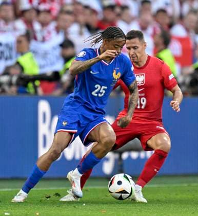 25 06 2024, Football UEFA EURO 2024, preliminary round, matchday 3, France Poland, at the BVB Stadium in Dortmund, v l Bradley Barcola France v Przemyslaw Frankowski Poland
