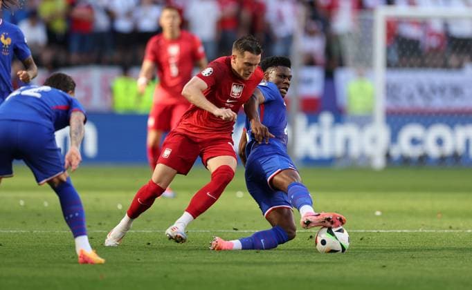 25 06 2024, European Football Championship, UEFA EURO 2024, France Poland, Group D, BVB Stadion Dortmund, f l , Piotr Zielinski Poland , Aurelien Djani Tchouameni France Copyright: HMBxMedia
