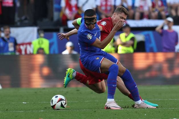 UEFA EURO, EM, Europameisterschaft,Fussball 2024: France vs Poland at BVB Stadion Dortmund. Matchday 3 Dortmund , Germany 25.06.2024: Kylian MbappÃ of France, PaweÅ‚ Dawidowicz of Poland during the UEFA EURO 2024 Matchday 3, group stage D football match between France vs Poland at BVB Stadion Dortmund. Dortmund BVB Stadion Dortmund Germany Germany Copyright: xmarcoxiacobucci