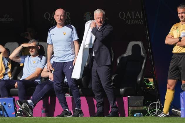 Coach Didier Deschamps France, France wipes himself dry with a towel because of the heat Dortmund 25 06 2024 France vs Poland, EURO2024 M32, Group D, EM Arena Dortmund