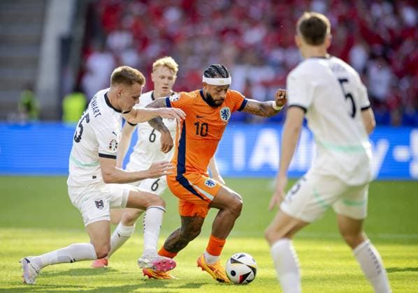 BERLIN - Philipp Lienhart of Austria and Memphis Depay of Holland (l-r) during the UEFA EURO, EM, Europameisterschaft,Fussball 2024 group D match between the Netherlands and Austria at the Olympiastadion on June 25, 2024 in Berlin, Germany. ANP KOEN VAN WEEL UEFA EURO 2024 2024 xVIxANPxSportx xxANPxIVx 502042157 originalFilename: 502042157.jpg