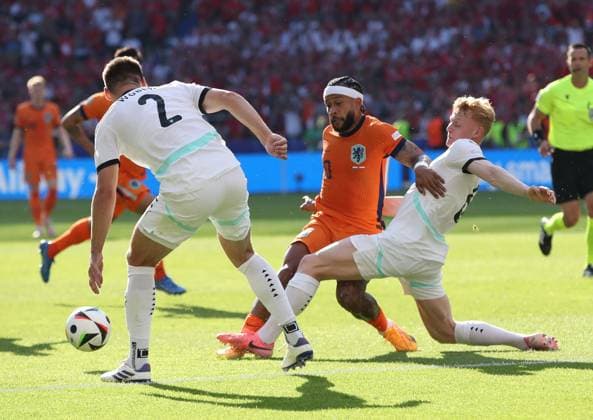 25 06 2024, xtgx, European Football Championship 2024, Netherlands Austria emspor, v l Maximilian Wöber Austria , Memphis Depay Netherlands , Nicolas Seiwald Austria DFL DFB REGULATIONS PROHIBIT ANY USE OF PHOTOGRAPHS as IMAGE SEQUENCES and or QUASI VIDEO Berlin