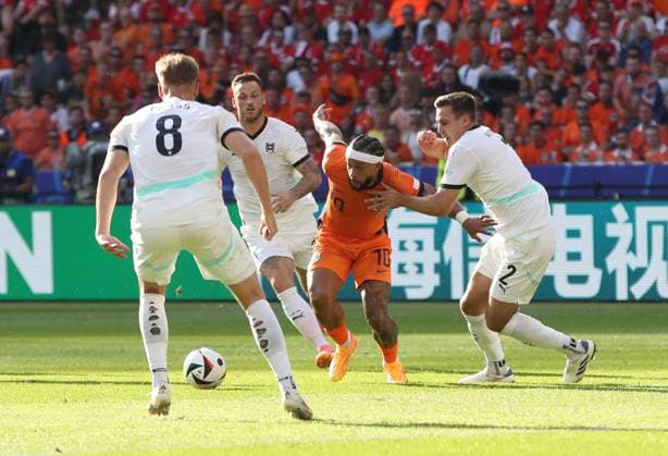 25 06 2024, xtgx, European Football Championship 2024, Netherlands Austria emspor, v l Alexander Prass Austria , Marko Arnautovic Austria , Memphis Depay Netherlands , Maximilian Wöber Austria DFL DFB REGULATIONS PROHIBIT ANY USE OF PHOTOGRAPHS as IMAGE SEQUENCES and or QUASI VIDEO Berlin
