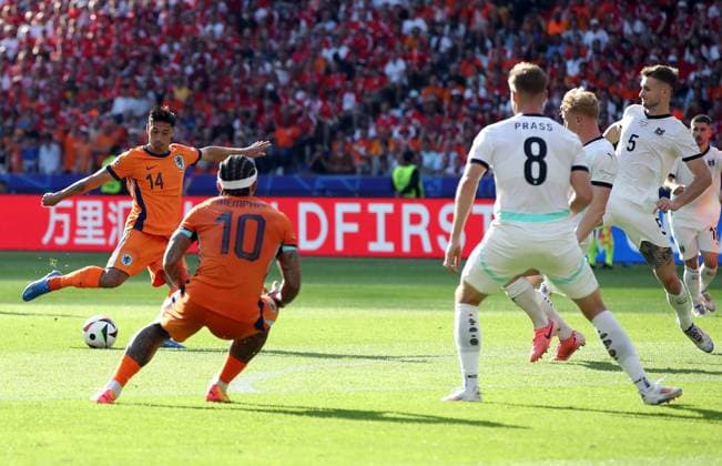 25 06 2024, xtgx, European Football Championship 2024, Netherlands Austria emspor, v l Tijjani Reijnders Netherlands , Memphis Depay Netherlands , Alexander Prass Austria , Stefan Posch Austria DFL DFB REGULATIONS PROHIBIT ANY USE OF PHOTOGRAPHS as IMAGE SEQUENCES and or QUASI VIDEO Berlin