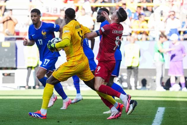 Goalkeeper Mike Maigan France, France, 16 tussles with Robert Lewandowski Poland, Poland, Polska, 09 and knocks him over Dortmund 25 06 2024 France vs Poland, EURO2024 M32, Group D, EM Arena Dortmund