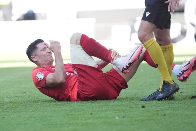 Goalkeeper Mike Maigan France, France, 16 tussles with Robert Lewandowski Poland, Poland, Polska, 09 and knocks him over Dortmund 25 06 2024 France vs Poland, EURO2024 M32, Group D, EM Arena Dortmund