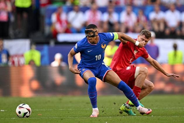 Germany Soccer Euro 2024 France - Poland 8716263 25.06.2024 France s Kylian Mbappe, left, and Poland s PaweÅ? Dawidowicz struggle for the ball during the UEFA EURO, EM, Europameisterschaft,Fussball 2024 Group D soccer match between France and Poland at the BVB Stadion Dortmund, in Dortmund, Germany. Alexey Filippov Sputnik Dortmund Germany  Copyright: xAlexeyxFilippovx
