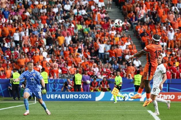 Memphis Depay of Netherlands goes close with a looping header Netherlands v Austria, UEFA European Championship, EM, Europameisterschaft 2024, Group D, Football, Olympiastadion, Berlin, Germany, 25 Jun 2024 EDITORIAL USE ONLY No use with unauthorised audio, video, data, fixture lists, club league logos or live services. Online in-match use limited to 120 images, no video emulation. No use in betting, games or single club league player publications. Copyright: xMattxWest Shutterstockx 14555517bb
