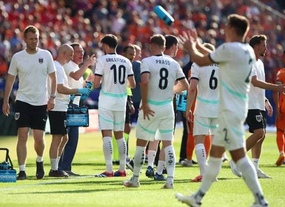 25 06 2024, xtgx, Football EM 2024, Netherlands Austria emspor, v l Coach Ralf Rangnick Austria gives instructions, gesticulates, gesticulate with arms gives instructions, gesticulate, Florian Grillitsch Austria DFL DFB REGULATIONS PROHIBIT ANY USE OF PHOTOGRAPHS as IMAGE SEQUENCES and or QUASI VIDEO Berlin