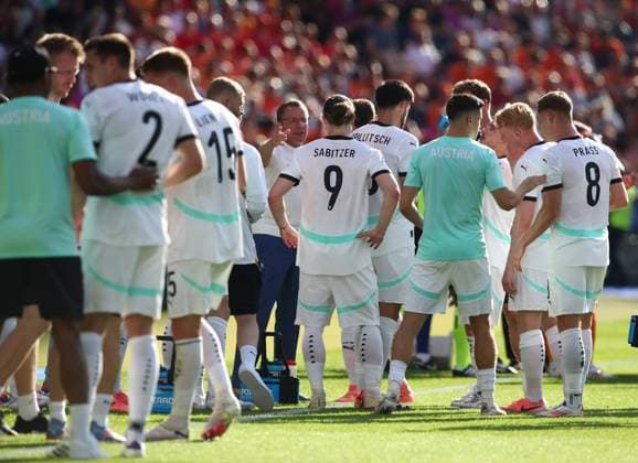25 06 2024, xtgx, Football EM 2024, Netherlands Austria emspor, v l Coach Ralf Rangnick Austria gives instructions, gesticulates, gesticulate with arms gives instructions, gesticulate, Marcel Sabitzer Austria DFL DFB REGULATIONS PROHIBIT ANY USE OF PHOTOGRAPHS as IMAGE SEQUENCES and or QUASI VIDEO Berlin