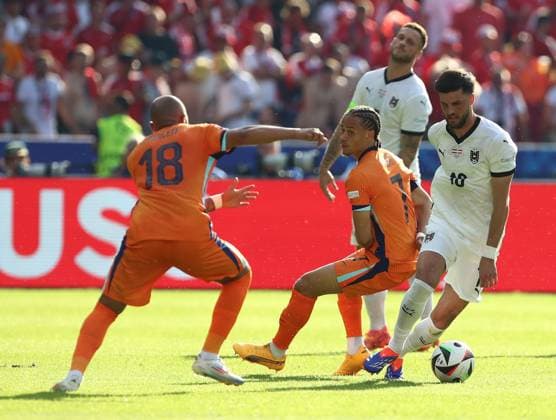 25 06 2024, xtgx, European Football Championship 2024, Netherlands Austria emspor, v l Donyell Malen Netherlands , Xavi Simons Netherlands , Florian Grillitsch Austria DFL DFB REGULATIONS PROHIBIT ANY USE OF PHOTOGRAPHS as IMAGE SEQUENCES and or QUASI VIDEO Berlin