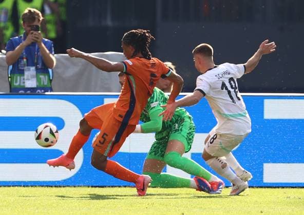 25 06 2024, xtgx, European Football Championship 2024, Netherlands Austria emspor, v l Nathan Ake Netherlands , Bart Verbruggen Netherlands , Romano Schmid Austria DFL DFB REGULATIONS PROHIBIT ANY USE OF PHOTOGRAPHS as IMAGE SEQUENCES and or QUASI VIDEO Berlin
