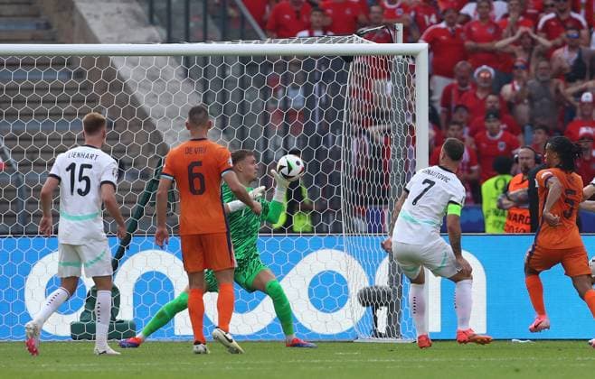 25 06 2024, xtgx, European Football Championship 2024, Netherlands Austria emspor, v l Philipp Lienhart Austria , Stefan de Vrij Netherlands , Bart Verbruggen Netherlands , Marko Arnautovic Austria , Nathan Ake Netherlands DFL DFB REGULATIONS PROHIBIT ANY USE OF PHOTOGRAPHS as IMAGE SEQUENCES and or QUASI VIDEO Berlin