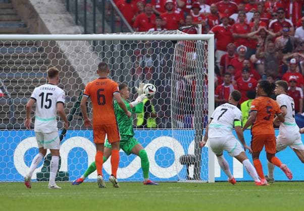 25 06 2024, xtgx, European Football Championship 2024, Netherlands Austria emspor, v l Philipp Lienhart Austria , Stefan de Vrij Netherlands , Bart Verbruggen Netherlands , Marko Arnautovic Austria , Nathan Ake Netherlands DFL DFB REGULATIONS PROHIBIT ANY USE OF PHOTOGRAPHS as IMAGE SEQUENCES and or QUASI VIDEO Berlin