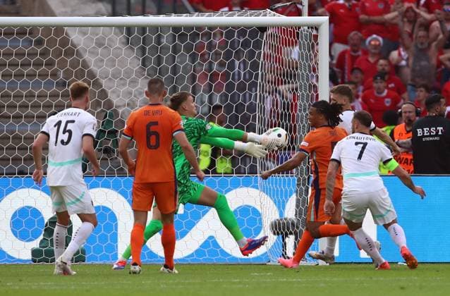25 06 2024, xtgx, European Football Championship 2024, Netherlands Austria emspor, v l Philipp Lienhart Austria , Stefan de Vrij Netherlands , Bart Verbruggen Netherlands , Marko Arnautovic Austria , Nathan Ake Netherlands DFL DFB REGULATIONS PROHIBIT ANY USE OF PHOTOGRAPHS as IMAGE SEQUENCES and or QUASI VIDEO Berlin