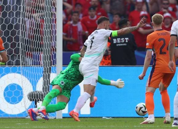 25 06 2024, xtgx, European Football Championship 2024, Netherlands Austria emspor, v l Bart Verbruggen Netherlands , Marko Arnautovic Austria , Jerdy Schouten Netherlands DFL DFB REGULATIONS PROHIBIT ANY USE OF PHOTOGRAPHS as IMAGE SEQUENCES and or QUASI VIDEO Berlin