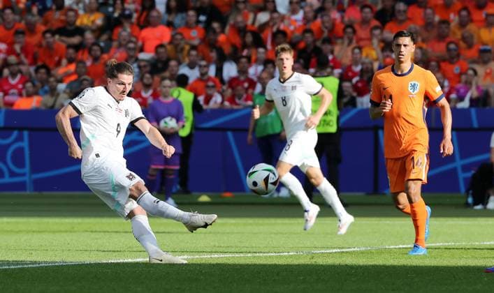 Marcel Sabitzer shoots, Alexander Prass, Tijjani Reijnders Match scene Action Sport Football Soccer European Championship Euro 2024 European Championship Men Season 2023 2024 25 06 2024 Netherlands NED vs Austria AUT in Berlin DFL regulations prohibit any use of photographs as image sequences and or quasi video