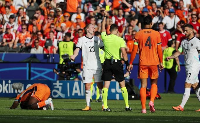 Referee Ivan Kruzliak SLK yellow card for Patrick Wimmer Sport Football Soccer European Championship Euro 2024 European Championship Men Season 2023 2024 25 06 2024 Netherlands NED vs Austria AUT in Berlin DFL regulations prohibit any use of photographs as image sequences and or quasi video
