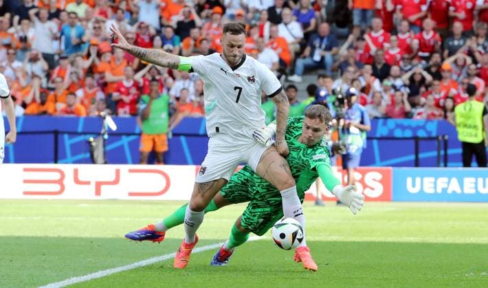 Marko Arnautovic in a duel with goalkeeper Bart Verbruggen Sport Football Soccer European Championship Euro 2024 European Championship Men Season 2023 2024 25 06 2024 Netherlands NED vs Austria AUT in Berlin DFL regulations prohibit any use of photographs as image sequences and or quasi video