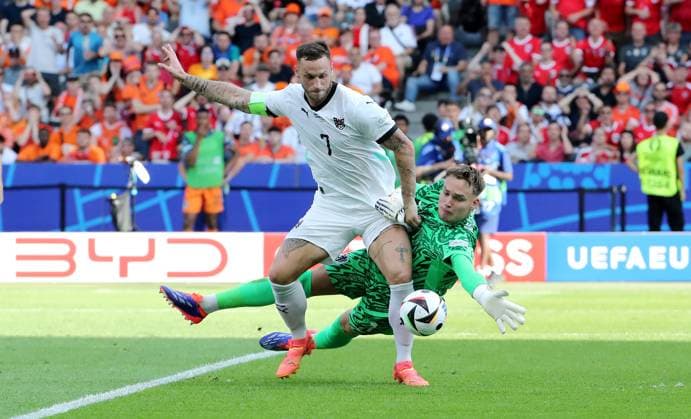 Marko Arnautovic in a duel with goalkeeper Bart Verbruggen Sport Football Soccer European Championship Euro 2024 European Championship Men Season 2023 2024 25 06 2024 Netherlands NED vs Austria AUT in Berlin DFL regulations prohibit any use of photographs as image sequences and or quasi video