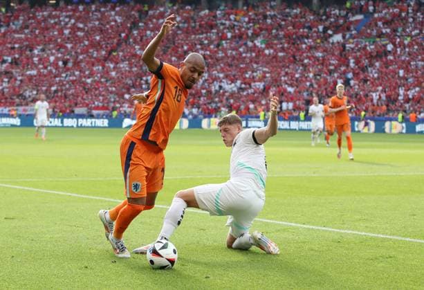 25 06 2024, xtgx, European Football Championship 2024, Netherlands Austria emspor, v l Donyell Malen Netherlands , Alexander Prass Austria DFL DFB REGULATIONS PROHIBIT ANY USE OF PHOTOGRAPHS as IMAGE SEQUENCES and or QUASI VIDEO Berlin