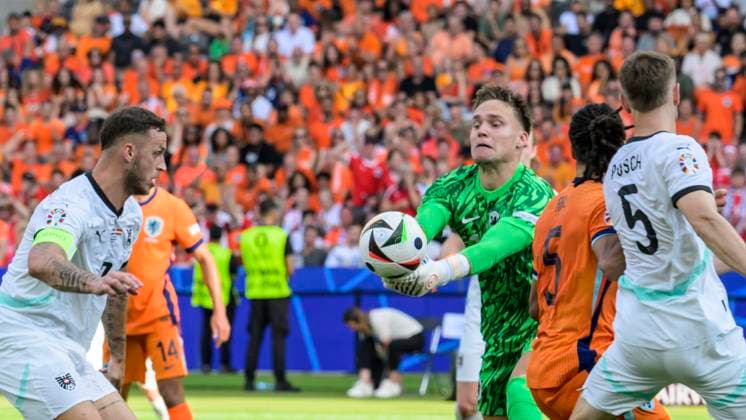 GER, Berlin, Football, Austria vs Netherlands, Group D, Group stage, UEFA EURO 2024, SP, Olympia Stadion Berlin, f l Marko Arnautovic Austria , Bart Verbruggen NED , Nathan Ake NED , Stefan Posch Austria , duel, action, fight, fights for the ball, 25 06 2024, Copyright: HMBxMedia UwexKoch