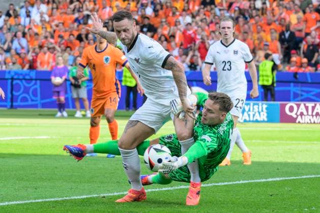 Sport Themen der Woche KW26 Sport Bilder des Tages GER, Berlin, Fussball, Oesterreich vs. Niederlande, Gruppe D, Gruppenphase, UEFA EURO, EM, Europameisterschaft,Fussball 2024, SP, Olympia - Stadion Berlin, v.l. Marko Arnautovic (Austria), Bart Verbruggen (NED), Zweikampf, Action, Kampf, kaempft um den Ball, 25.06. 2024, *** GER, Berlin, Football, Austria vs Netherlands, Group D, Group stage, UEFA EURO 2024, SP, Olympia Stadion Berlin, f l Marko Arnautovic Austria , Bart Verbruggen NED , duel, action, fight, fights for the ball, 25 06 2024, Copyright: HMBxMedia UwexKoch